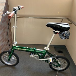 お気に入りの自転車で川沿いをサイクリングしたよ
